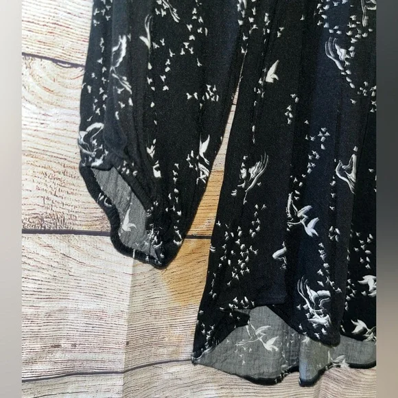 🤎3/$10 Pale Sky Black and White Sleeved Blouse Size Large - Picture 2 of 5